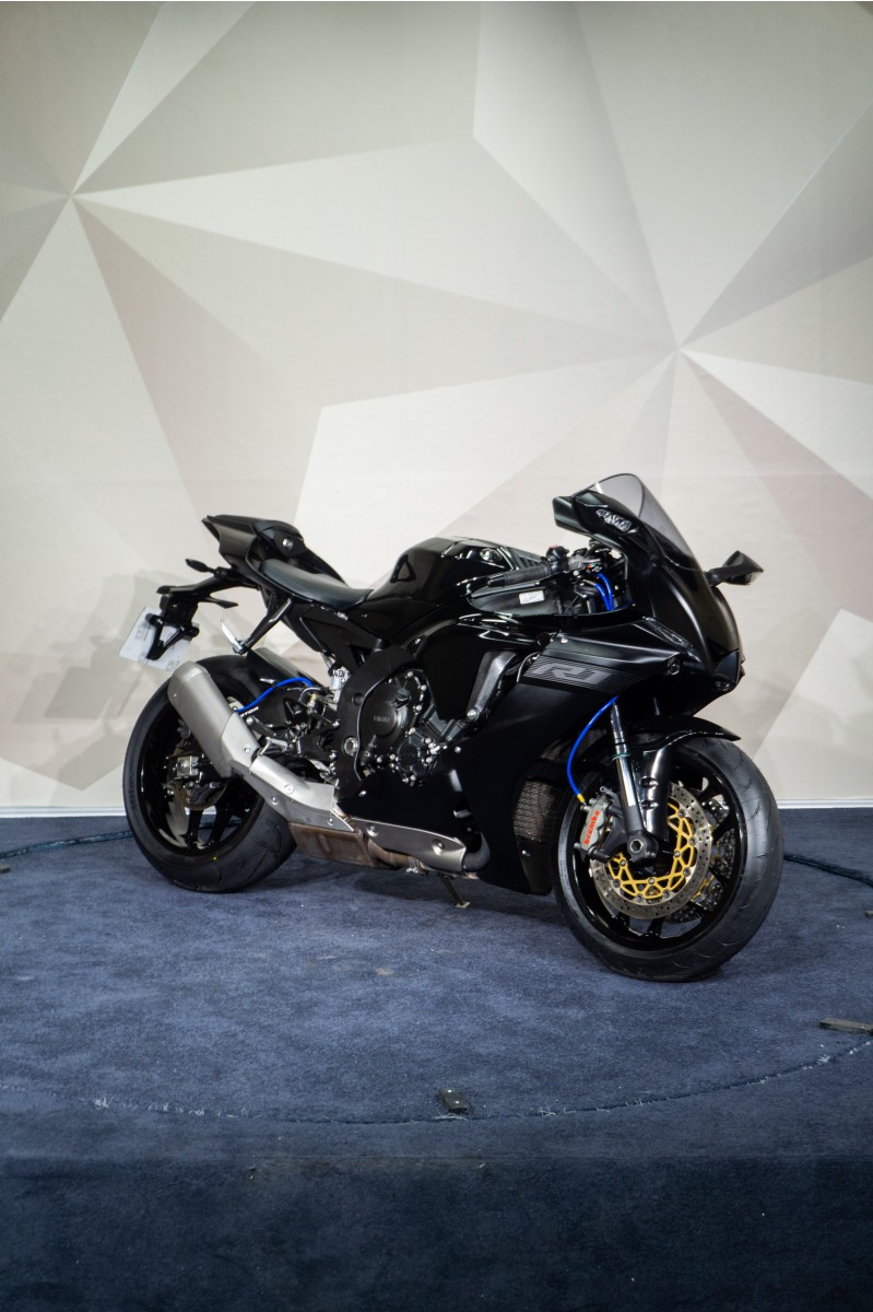 YAMAHA R1